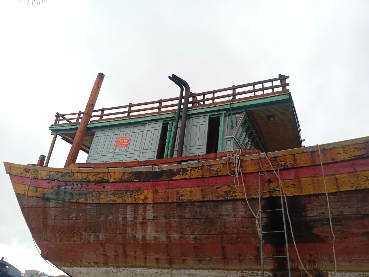 Tàu cá vỏ gỗ có số đăng ký QB-92969-TS của ông Nguyễn Văn Toàn