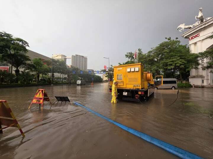 Hà Nội lý giải nguyên nhân ngập cục bộ trên đường Võ Chí Công sau trận mưa lớn