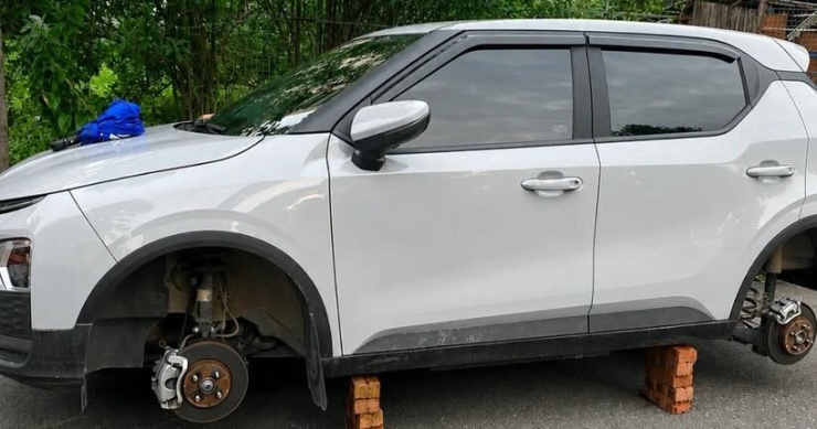 Ô tô bị tháo trộm 2 bánh trong đêm tại khu đô thị ở Hà Nội