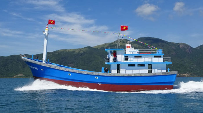 Tàu cá số đăng ký NA-90895-TS do Chi cục Thủy sản Nghệ An cấp ngày 26/12/2017. Máy chính hiệu WEICHAI số máy 4617C000185, công suất 756CV, chế tạo năm 2017 tại Trung quốc và các thiết bị kèm tàu