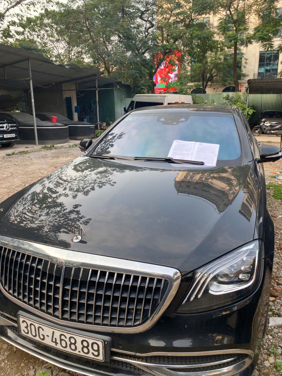 Xe ô tô con nhãn hiệu: Mercedes-Benz, số loại: S450, Màu sơn: Đen, BKS: 30G - 468.89, Số chỗ ngồi: 04, Số khung: 29641A536105, Số máy: 682431095572 theo Giấy chứng nhận đăng ký xe ô tô số 762128 do Phòng Cảnh sát giao thông - Công an thành phố Hà Nội cấp ngày 08/08/2020, đứng tên Công ty TNHH MTV Thương mại Cửu Long.